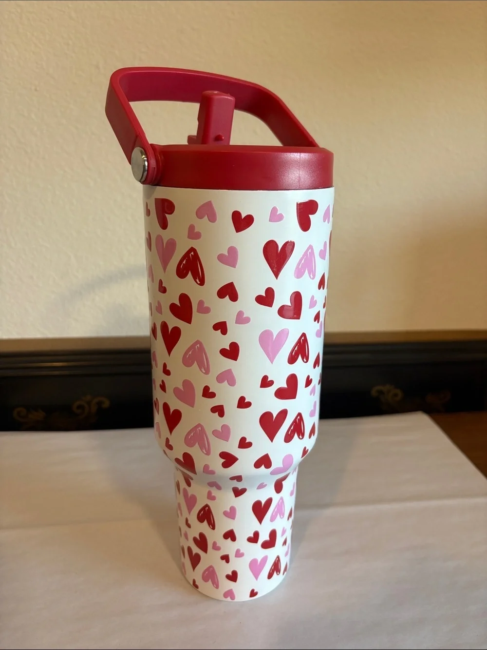 40 Ounces (1.18L) Tumbler Red & Pink Hearts lid has built-in handle and straw